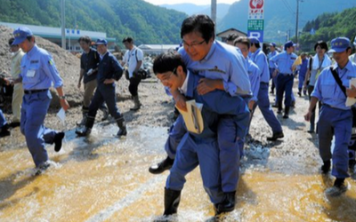 _91173929_japanministerpiggyback