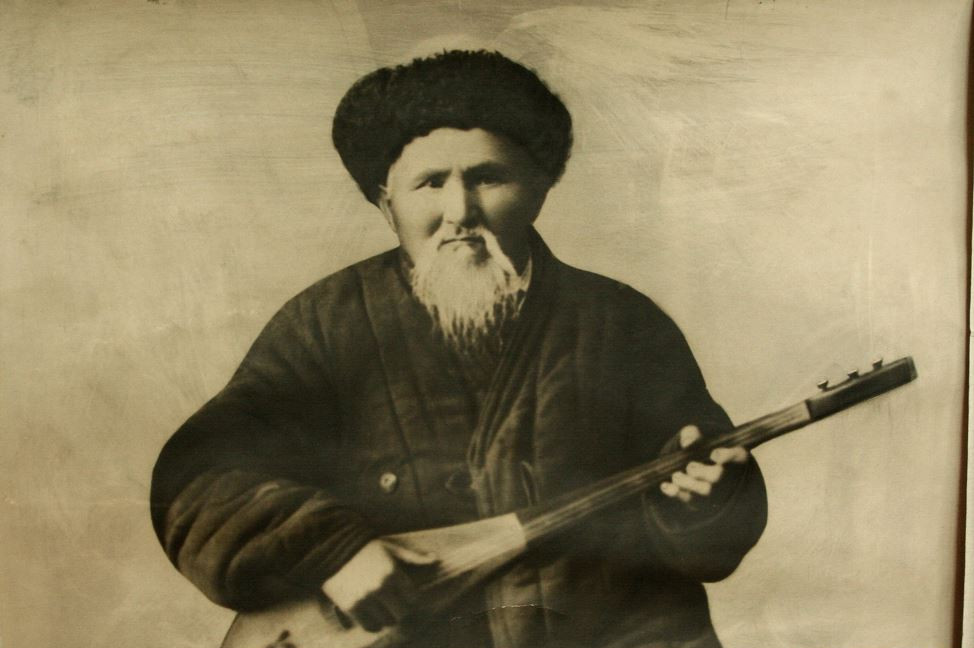 Түнгі клубта әзілдеген