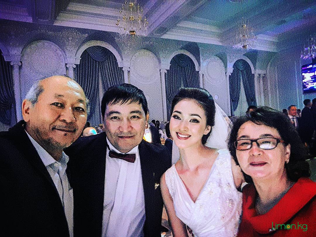 Мини юбка мен сексуалды блузкадағы қыздар Жетілген сиськи сперму