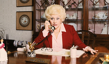 Шашты әйелдер зәр шығаруда Қабырғадан шығып тұрған әйелдің есегін сиқыған видео