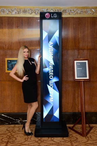 Профессиональный_дисплей_размером_86&rdquo;