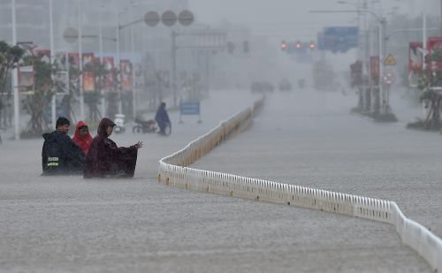 Typhoon Mujigae lashes southern China