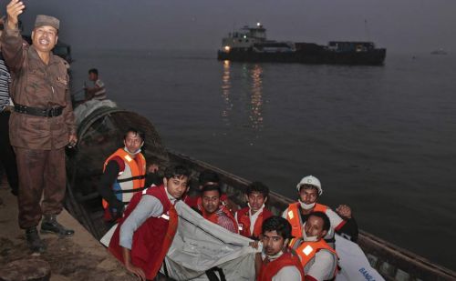 bangladesh-ferry-caps_wong