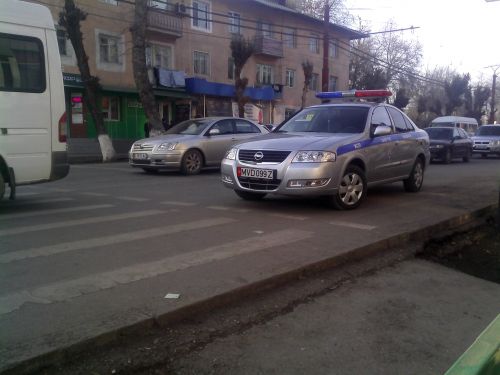 г.Ош ул . Курманжан-Датка пер Г. Айтиева, Парковка у пешеходной полосы на светофоре сотрудниками ДПС