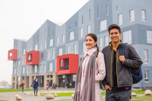 Кампус_снаружи_со_студентами