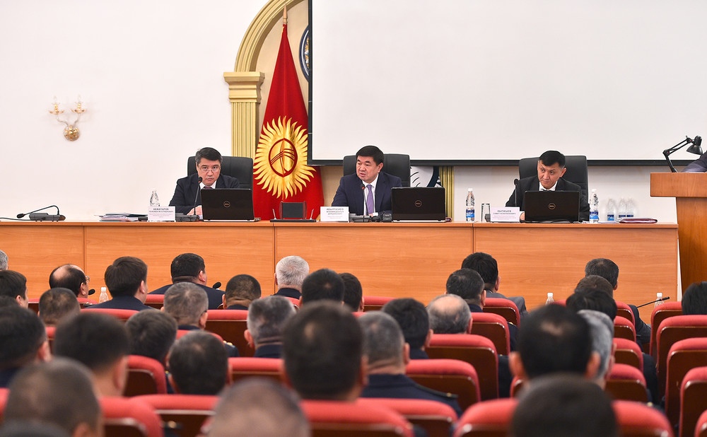 Глава ГНС Тенизбек Абжапаров, премьер Мухаммедкалый Абылгазиев, заведующий отделом финансов и кредитной политики Аппарата правительства 