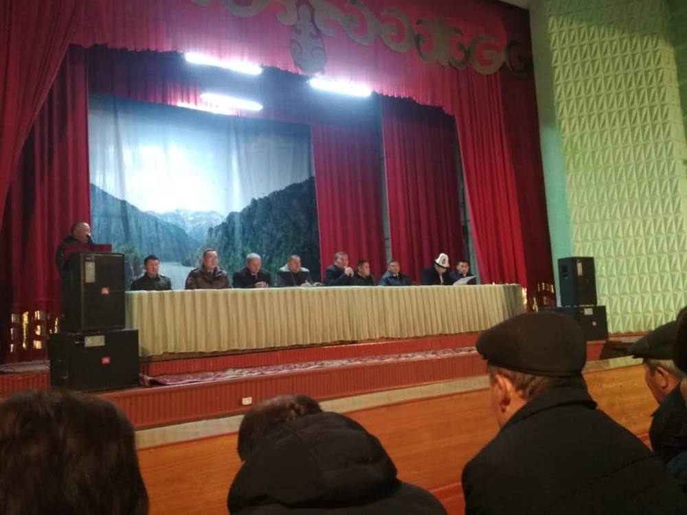 Нового главу Аксыйского рай отдела образования Т.Эмилбек уулу представили коллективу
