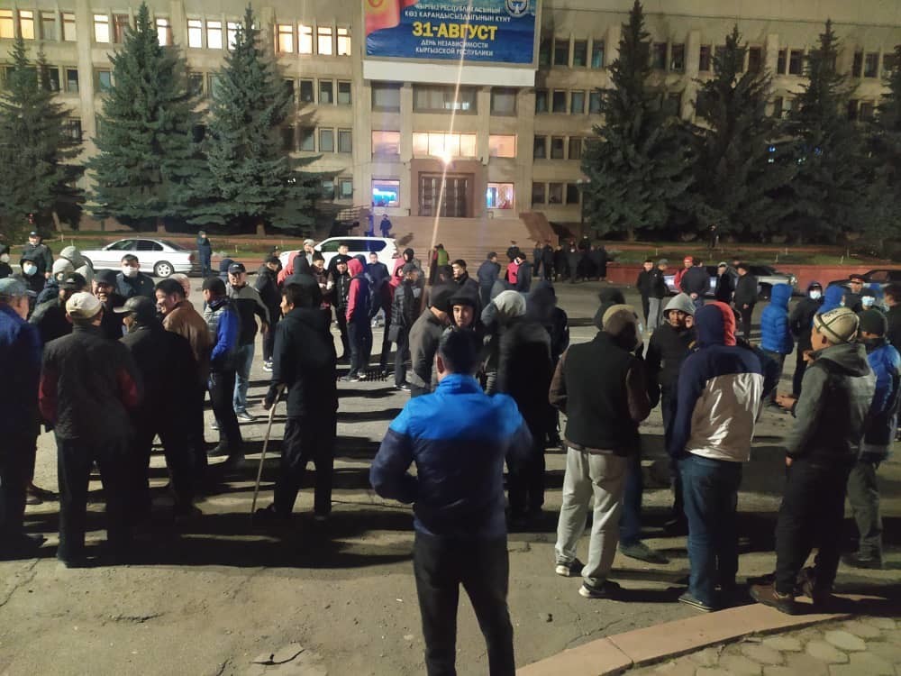 Жители собрались на митинг возле здания полпредства