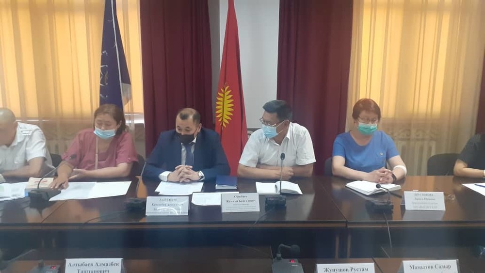 Директор Госагентства антимонопольного регулирования К.Тайлаков (слева в центре)