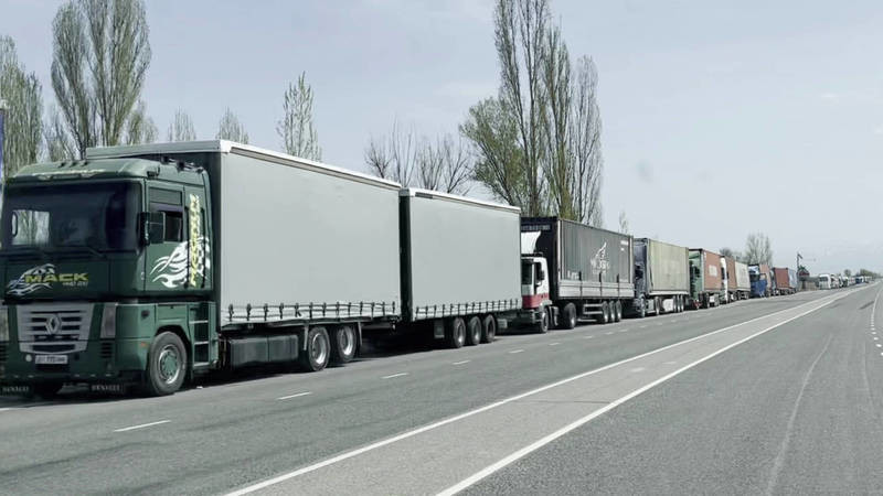 Очередь из грузовых автомобилей на границе с Казахстаном (7 апреля 2022 г.)