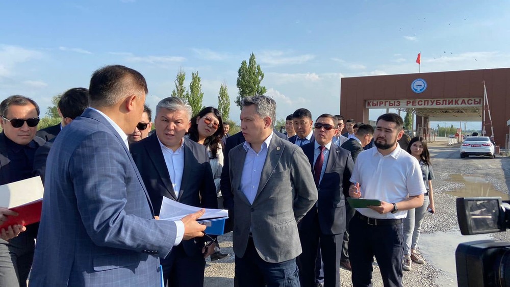 (слева-направо) посол Казахстана Р.Жошыбаев, замглавы кабмина КР А.Кожошев, вице-премьер РК Б.Султанов