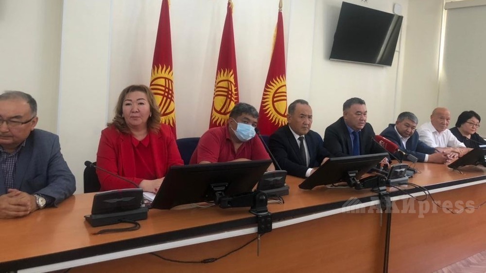 Фото с пресс-конференции от 16 мая 2022 года