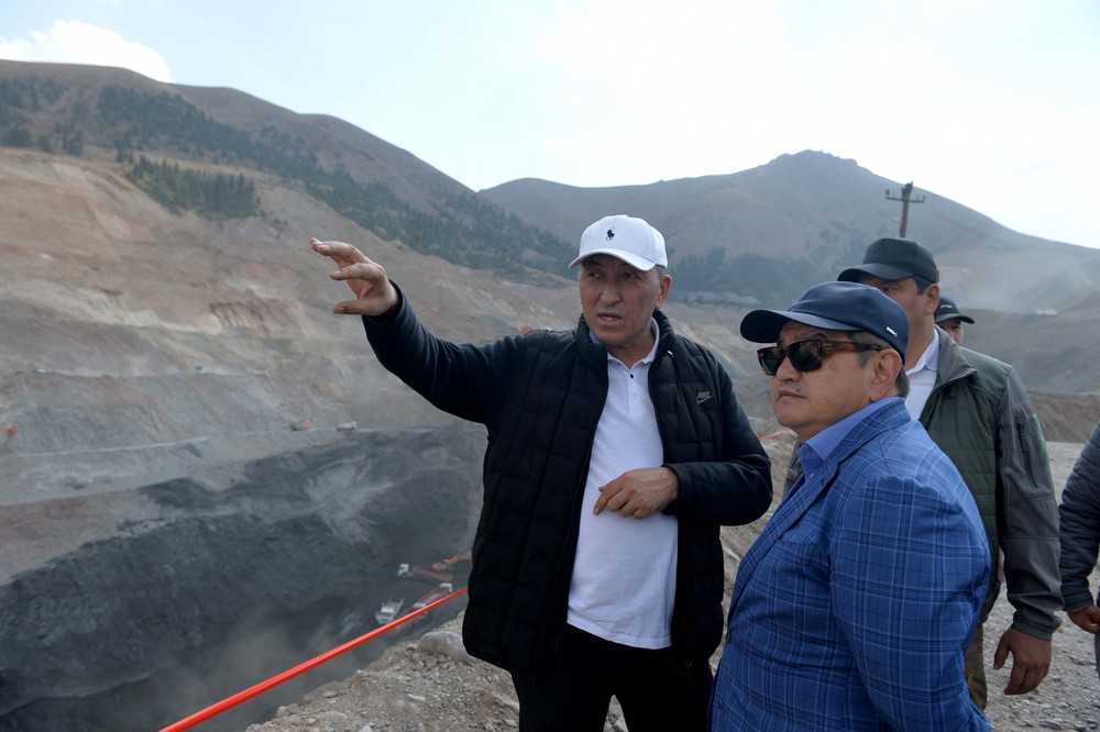 Директор «Кыргызкомур» Мирлан Жакыпов, глава кабмина Акылбек Жапаров, начальник Управления АПКР Айбек Джунушалиев