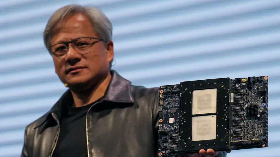 CEO Nvidia Дженсен Хуанг держит в руках Grace Hopper на выставке COMPUTEX 2023 (Walid Berrazeg/SOPA Images/LightRocket via Getty Images)