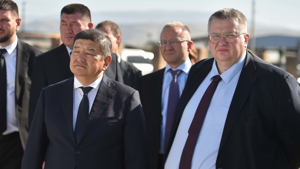 Глава Кабмина КР Акылбек Жапаров и зампредседателя правительства РФ Алексей Оверчук
