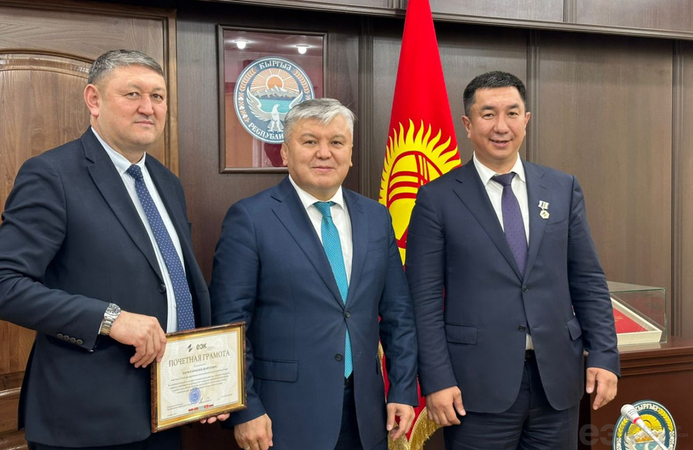 слева направо: Ырысбек Бариев, Арзыбек Кожошев, Тилек Текебаев