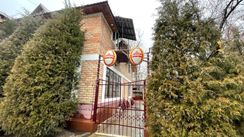 Кафе рядом с центральным стадионом в городе Жалал-Абад