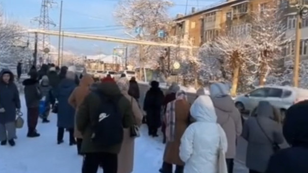 Жители города Ош на остановке