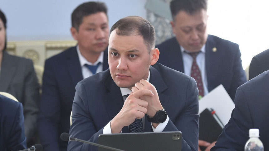 Начальник управления правового обеспечения президента и Кабмина Мурат Укушов, начальник управления контроля исполнения решений президен