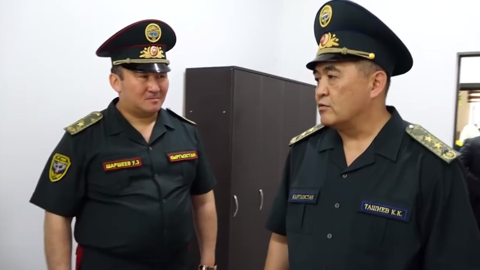 Глава Погранслужбы Уларбек Шаршеев и глава ГКНБ Камчыбек Ташиев