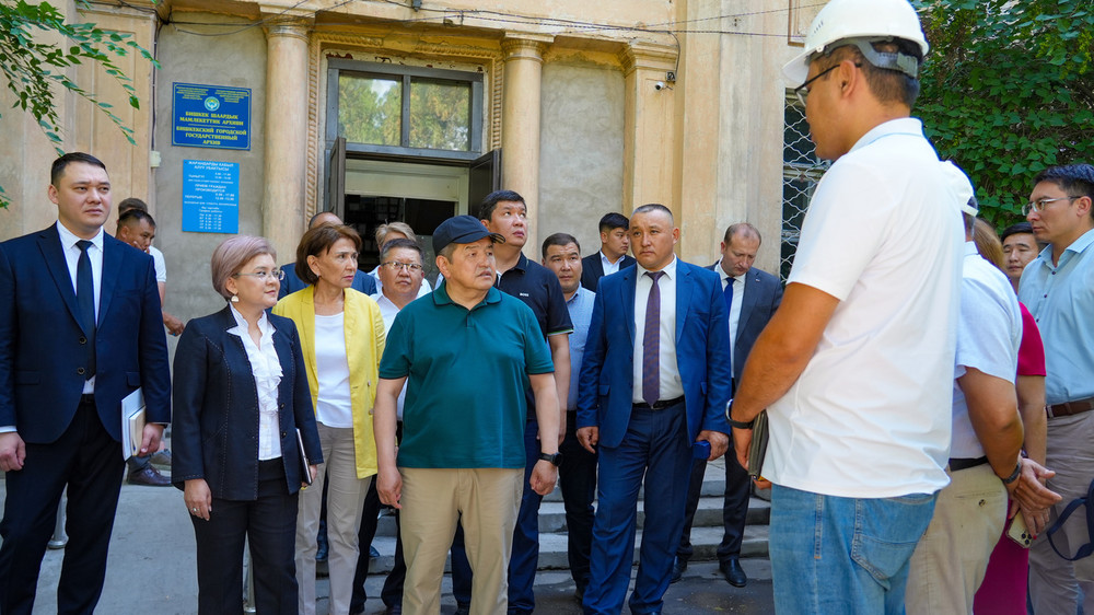 Глава Минцифры Нурия Кутнаева, глава Архивной службы Мария Алыбаева, А.Жапаров и мэр Айбек Джунушалиев