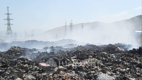Видео — Жители города Кемин мучаются из-за свалки, где несколько дней тлеет мусор — Экология АКИpress