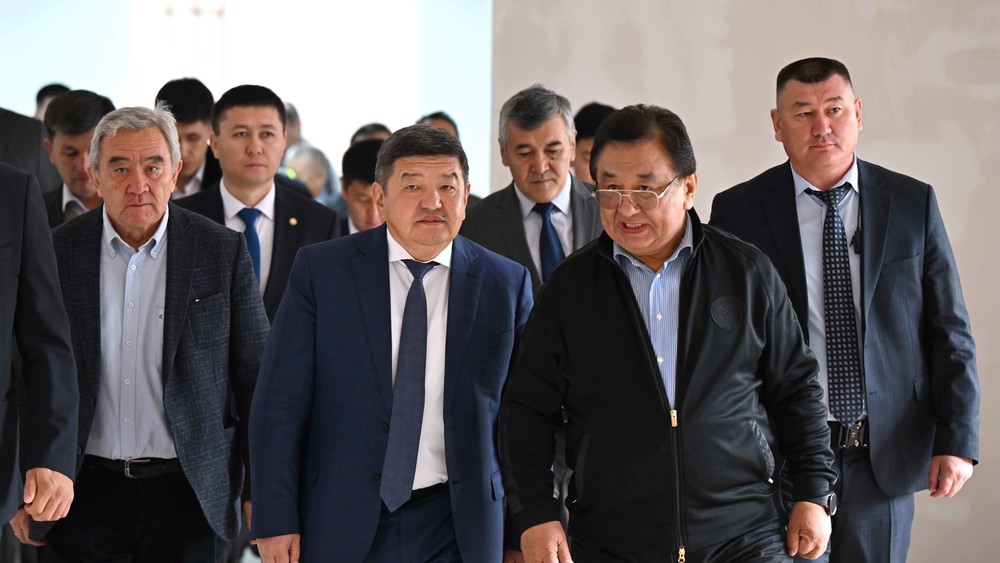 Глава Кабмина Акылбек Жапаров и вице-президент Академии наук Чолпонкул Арабаев