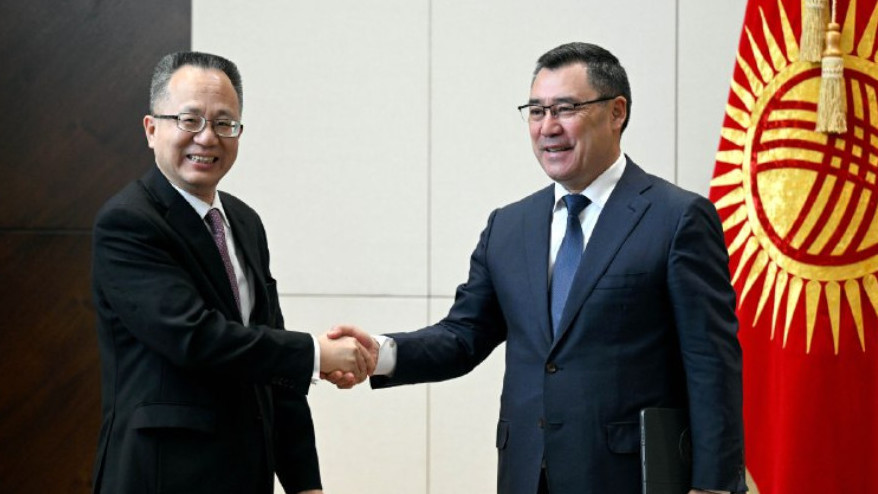 слева Инмин Ян, Садыр Жапаров