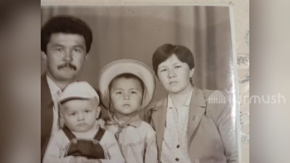 Молдалы Ажыкулов, Хорлан Бексыргаева со своими детьми