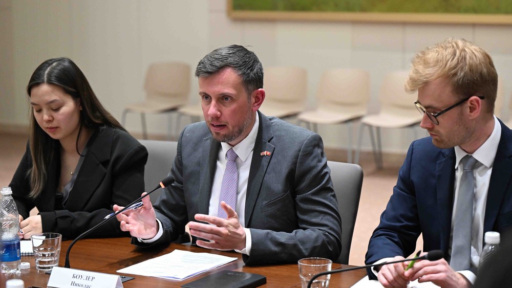 в центре посол Великобритании и Северной Ирландии Николас Боулер