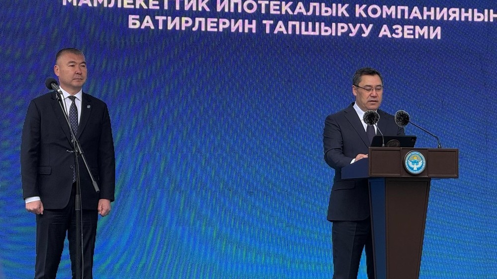 президент Садыр Жапаров и управляющий делами президента Каныбек Туманбаев