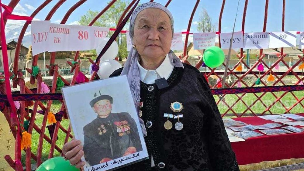 Гулнара Алыкеева с фотографией своего отца Мырзалымбая Аликеева