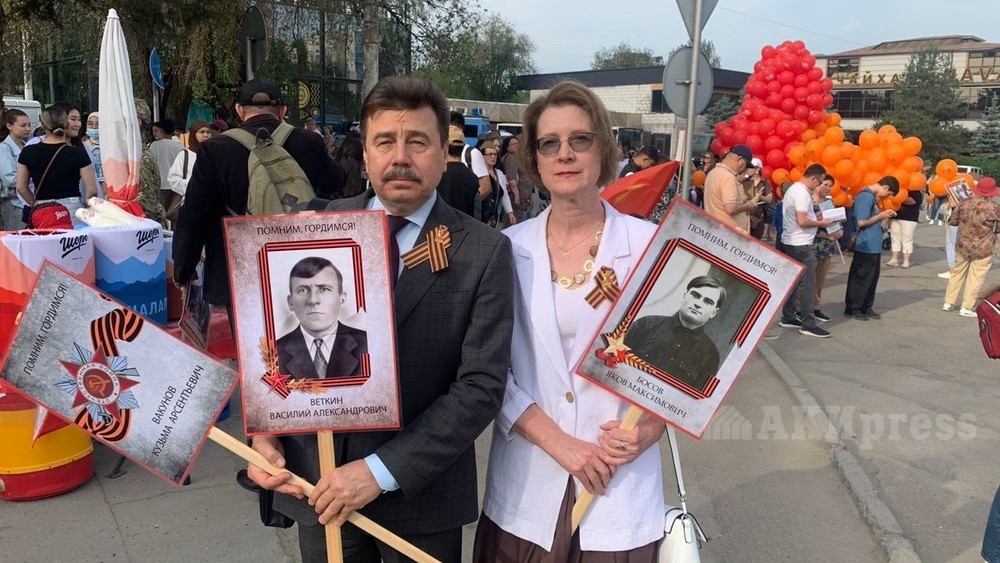 Посол РФ в КР Сергей Вакунов участвует в марше