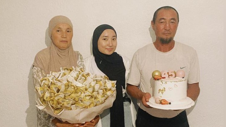 Гүлзина Ибраимова сүрөттө солдо