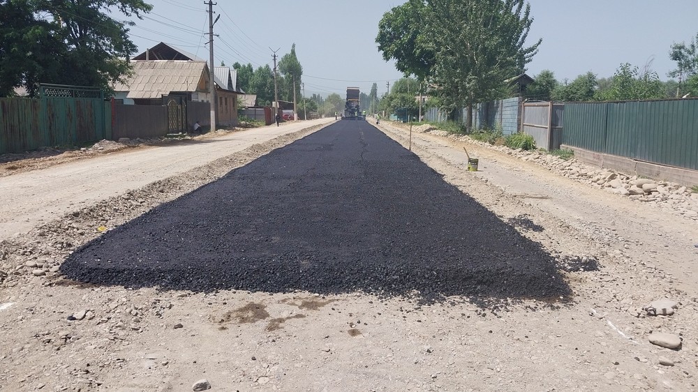 Асфальт басылып жаткан жол
