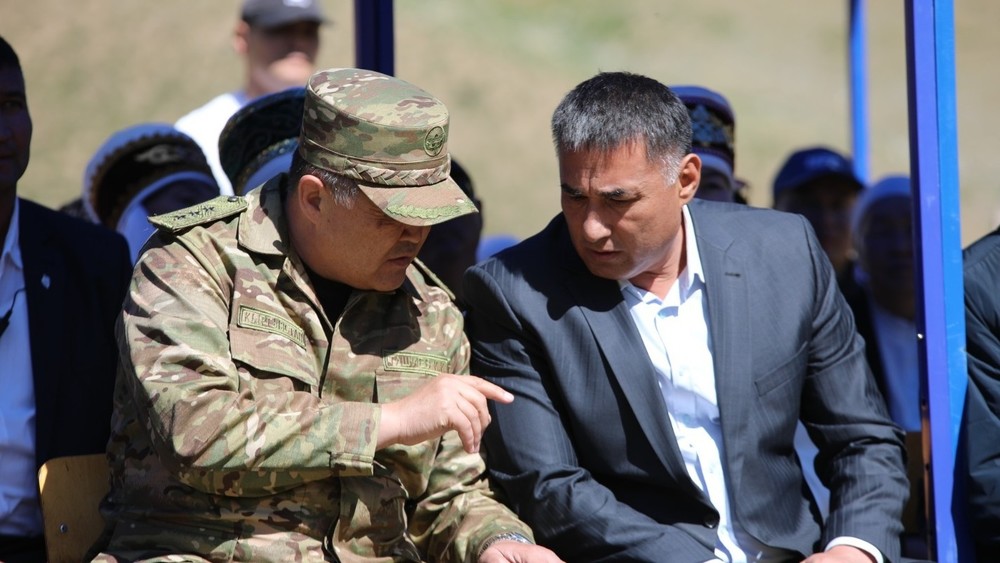 Глава ГКНБ Камчыбек Ташиев и министр транспорт Абсаттар Сыргабаев