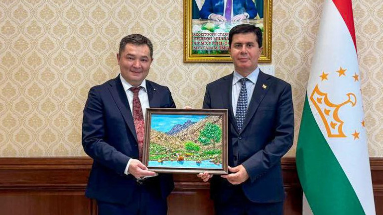 министр экономики и коммерции КР Бакыт Сыдыков и министр экономического развития и торговли Республики Таджикистан Завкизода Завки Амин