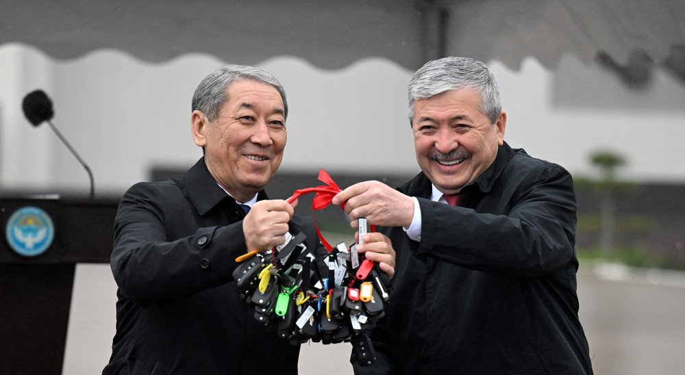 (слева-направо) председатель Нацстаткома Бактыбек Кудайбергенов, председатель Кабмина КР Адылбек Касымалиев