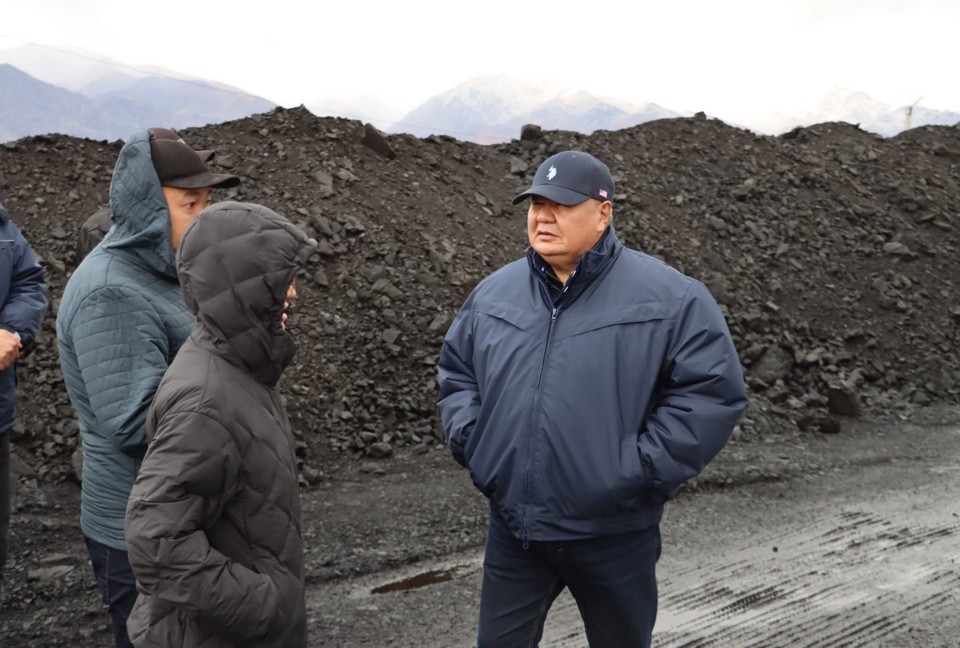 министр энергетики Таалайбек Ибраев (крайний справа)