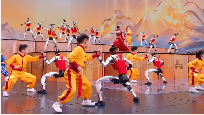 Китайские дети и человекоподобные роботы демонстрируют боевые искусства на гала-концерте в честь Праздника весны 2026 года © CGTN/ YouTube