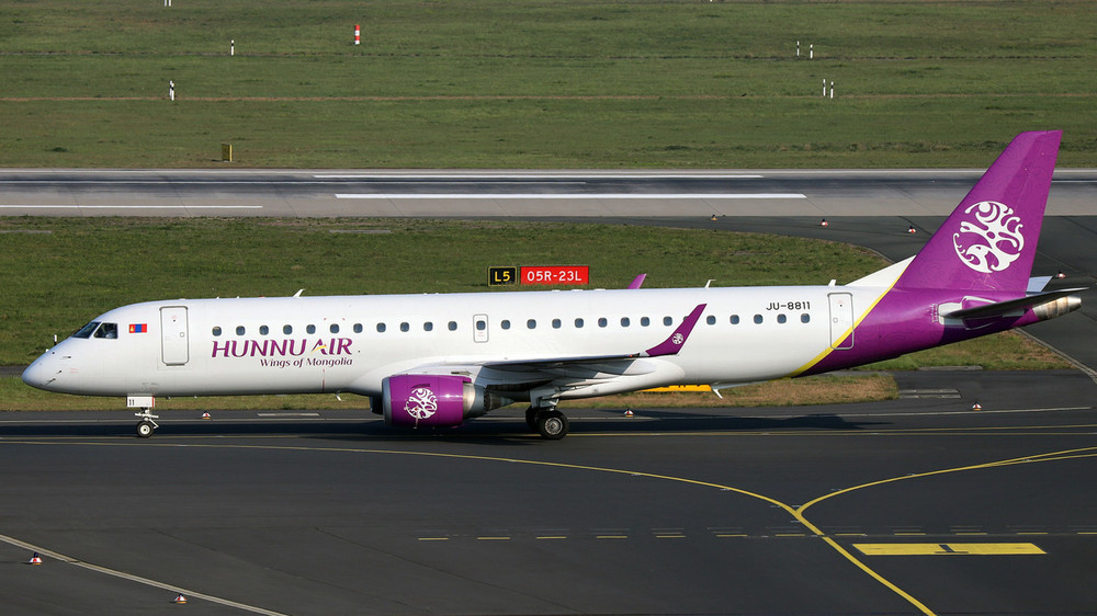 Самолет Embraer 190 монгольской авиакомпании Hunnu Air