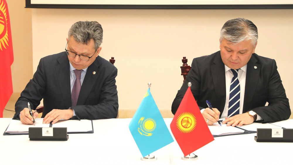 Первый замглавы кабмина А.Кожошев, заместитель премьер-министра Казахстана Б.Султанов