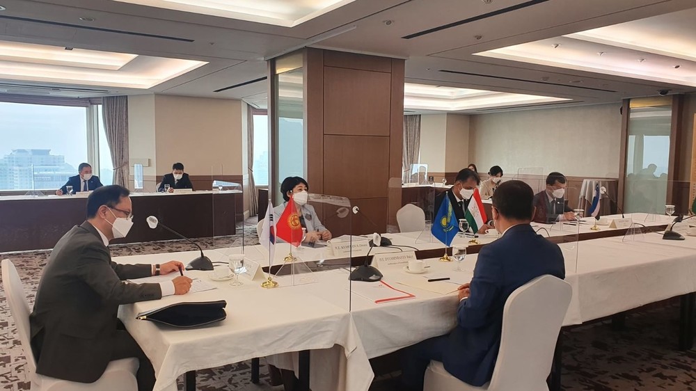 Посол КР в Республике Корея Динара Кемелова (в центре)