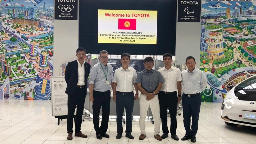 Посол КР в Японии Мирлан Арстанбаев (слева в центре)
