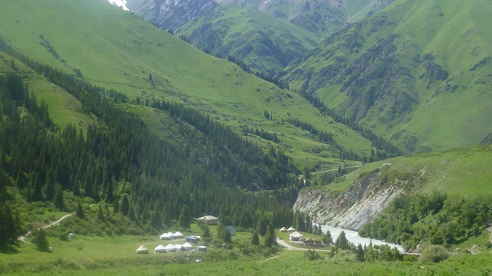 Туризм и кочевое скотоводство в Кичи Нарыне, приточная река Сырдарьи, Кыргызстан © Жан Фео де ла Круа