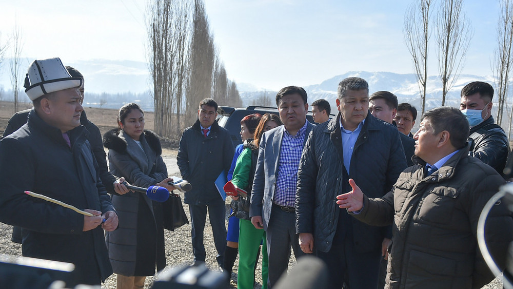 глава кабмина А.Жапаров, полпред президента в Ошской области З.Жамалдинов, замглавы кабмина А.Аалиев, замминистра Т.Тиллаев