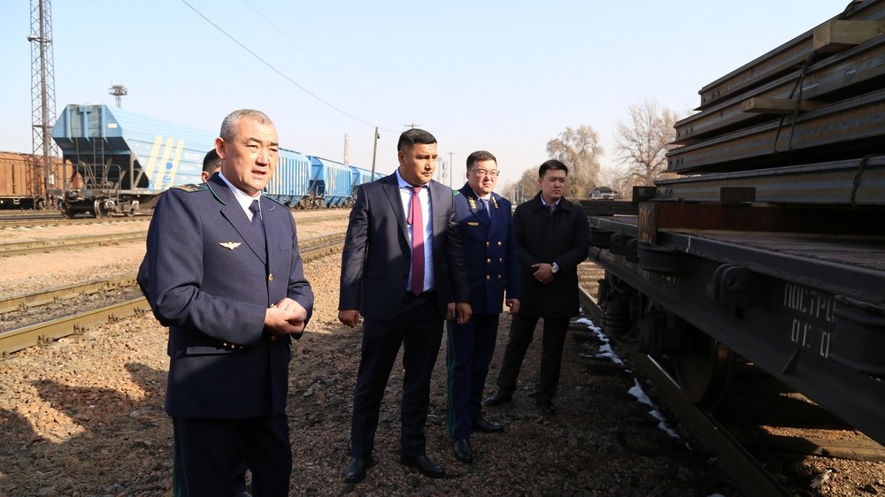 (в центре) Гендиректор ГП «НК «Кыргыз темир жолу» Азамат Сакиев