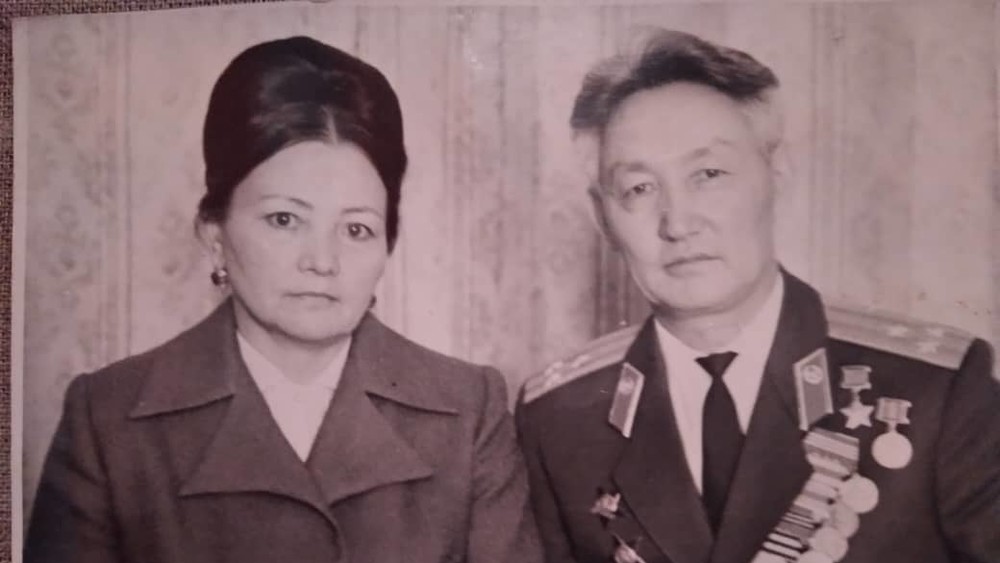 Жумагүл Мусаева күйөөсү Калыйнур Үсөнбеков менен