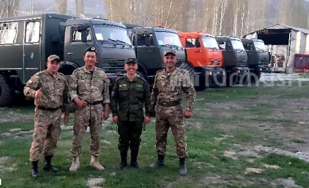 Бегзод Юлдашев вместе с сослуживцами