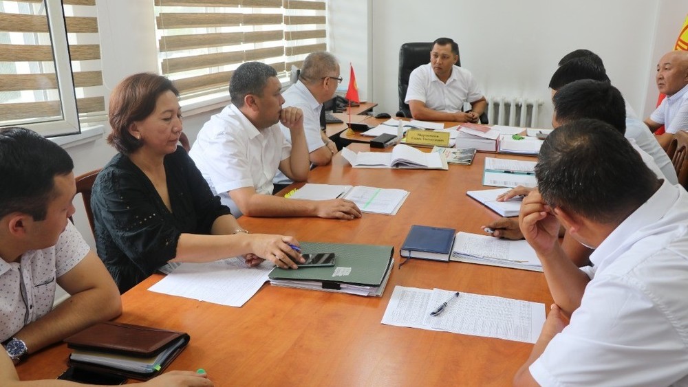 (в центре) аким Ленинского района Русланбек Тагаев